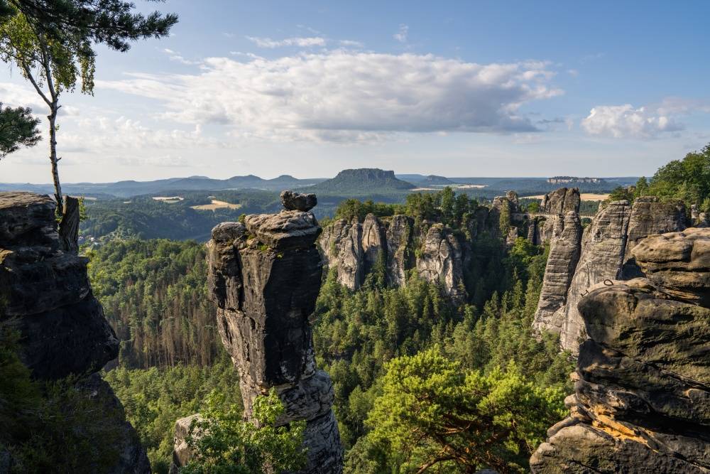Bildschöner Panoramablick auf massive Felsen, Berge und güne Täler.
