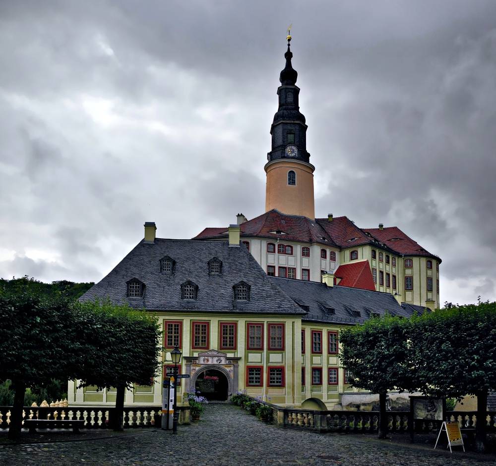 Malerischer Blick auf Schloss Weesenstein, mit seinem hohem Turm und prachtvollem rundem Tor.