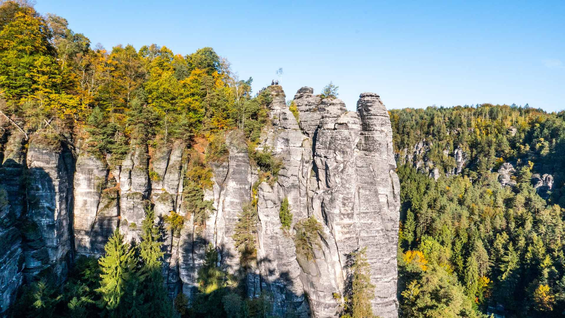 In der malerischen Sächsischen Schweiz verschmelzen majestätische Felsen mit üppiger Natur zu einer atemberaubenden Landschaft voller Abenteuer und Schönheit.