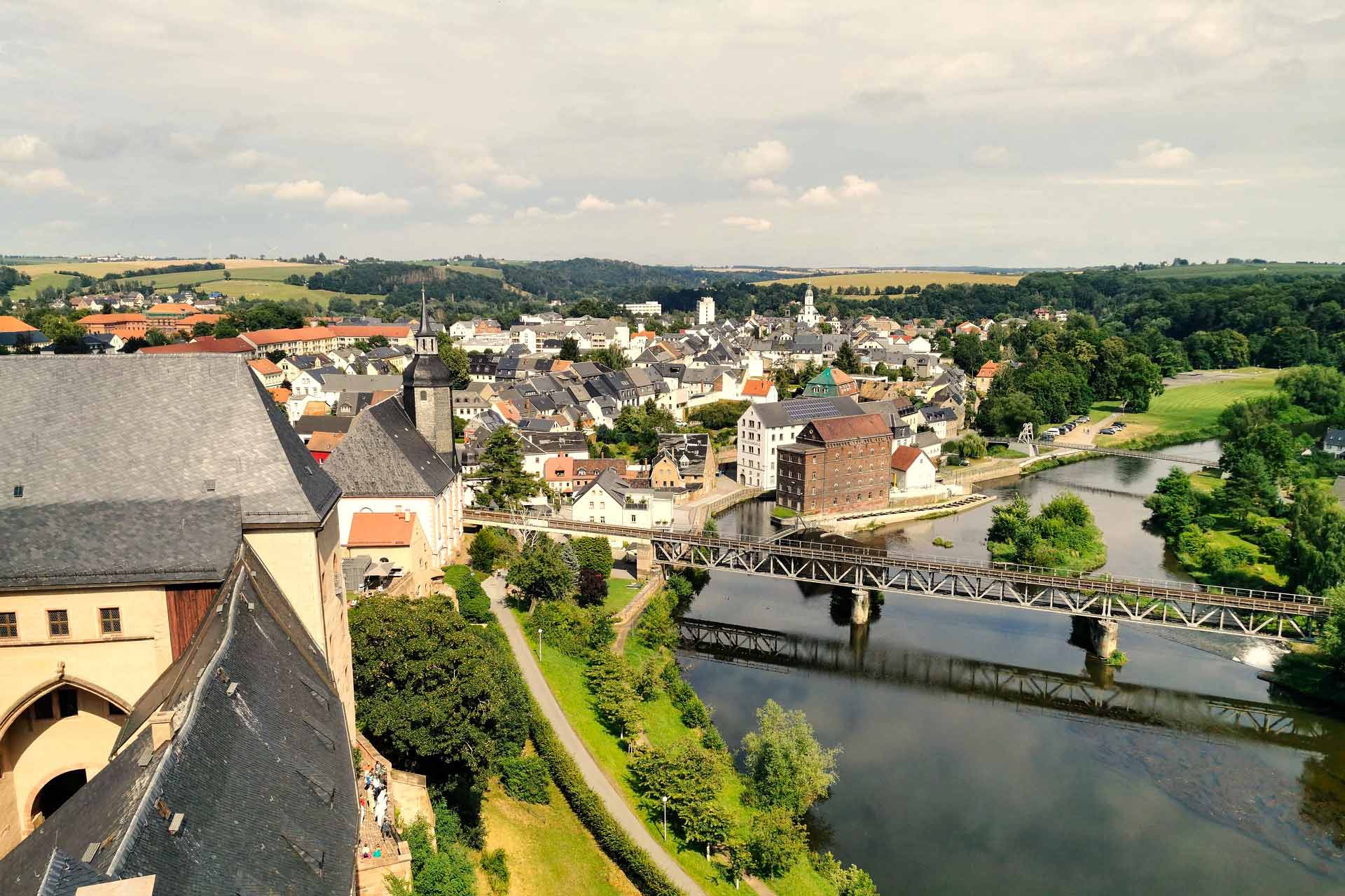 Erhaben thront Schloss Rochlitzberg über der Landschaft, ein eindrucksvolles Zeugnis vergangener Pracht und Geschichte, das bis heute fasziniert und beeindruckt.