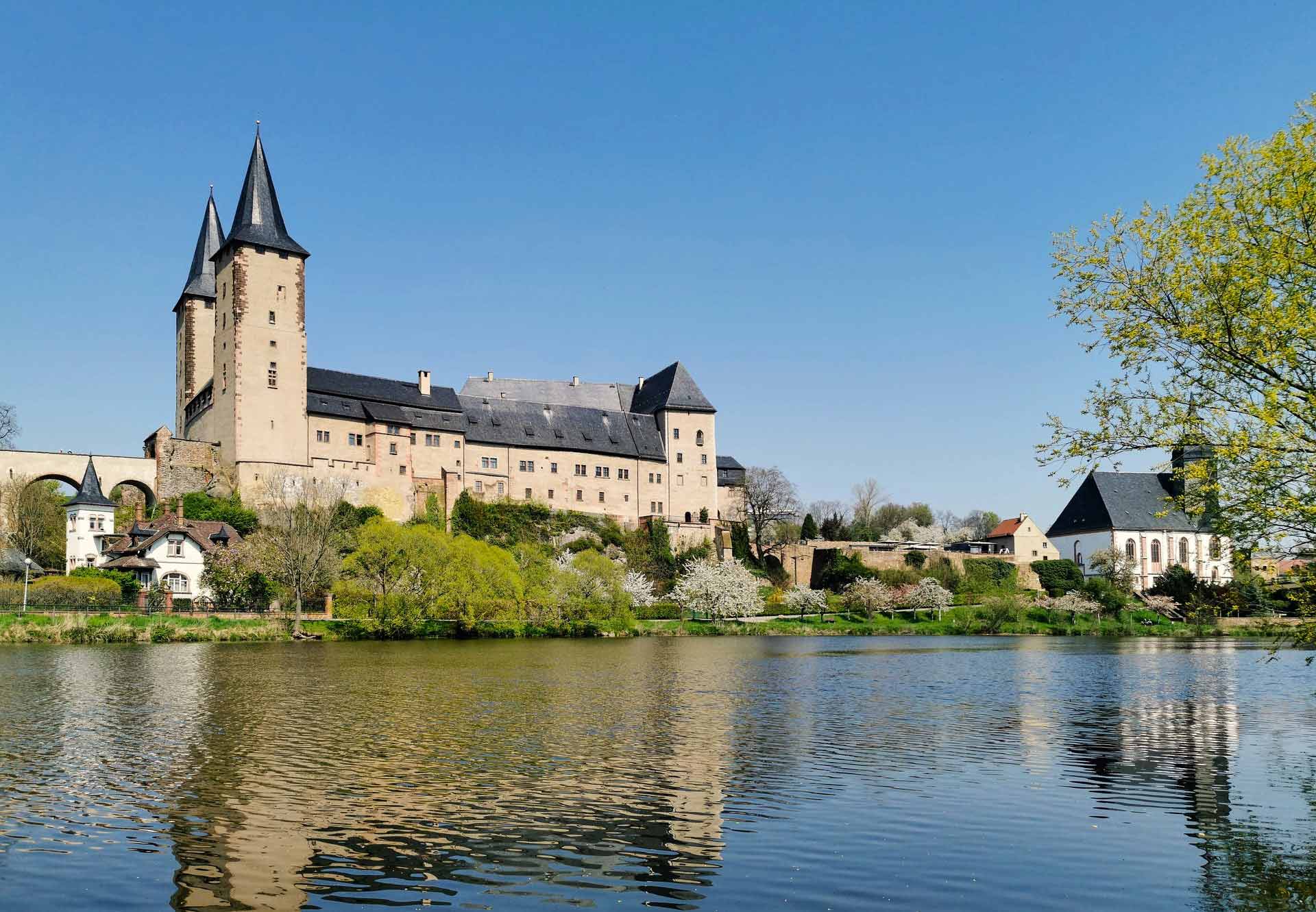 Die majestätische Silhouette des Schlosses Rochlitzberg überragt die Landschaft, ein beeindruckendes Symbol vergangener Pracht und Geschichte, das bis heute fasziniert.