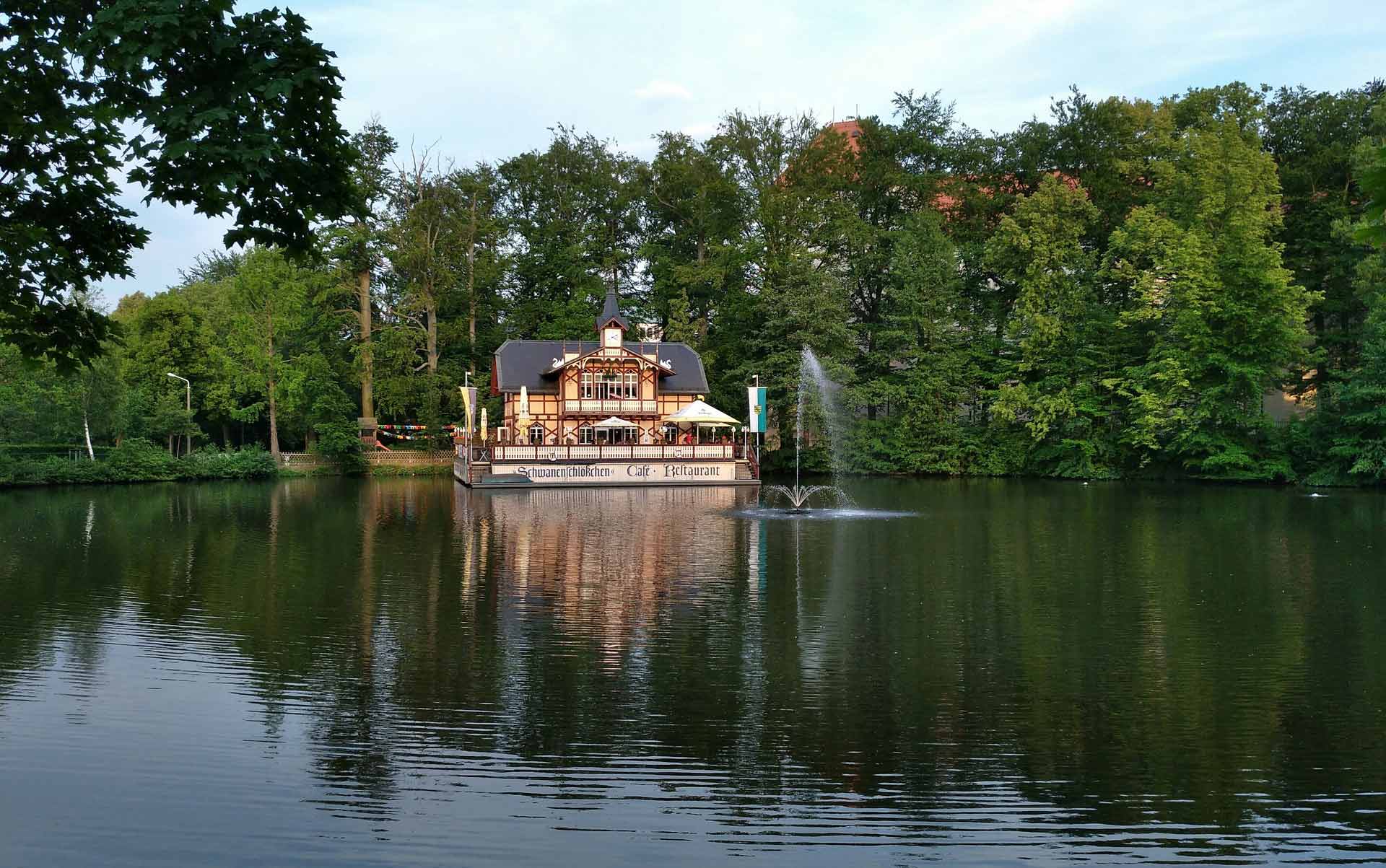 Am malerischen Ufer des Sees erhebt sich das zauberhafte Schwanenschlösschen, ein Symbol für zeitlose Schönheit und romantische Eleganz inmitten idyllischer Naturkulisse.