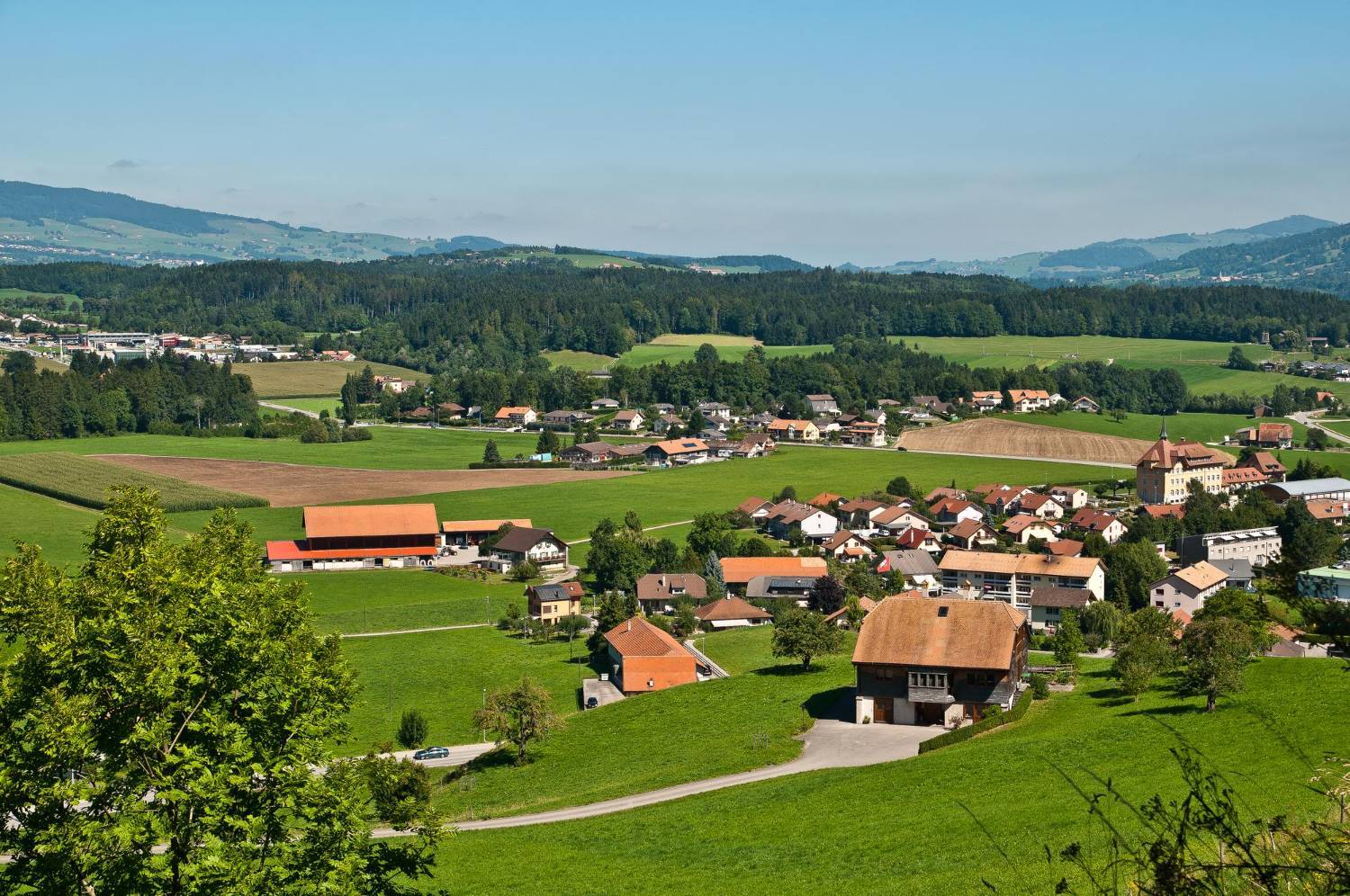 Wunderschöner Ausblick über sein sattes grünes Tal mit gemütlichem Dorf, bei den Schweden Steinen.