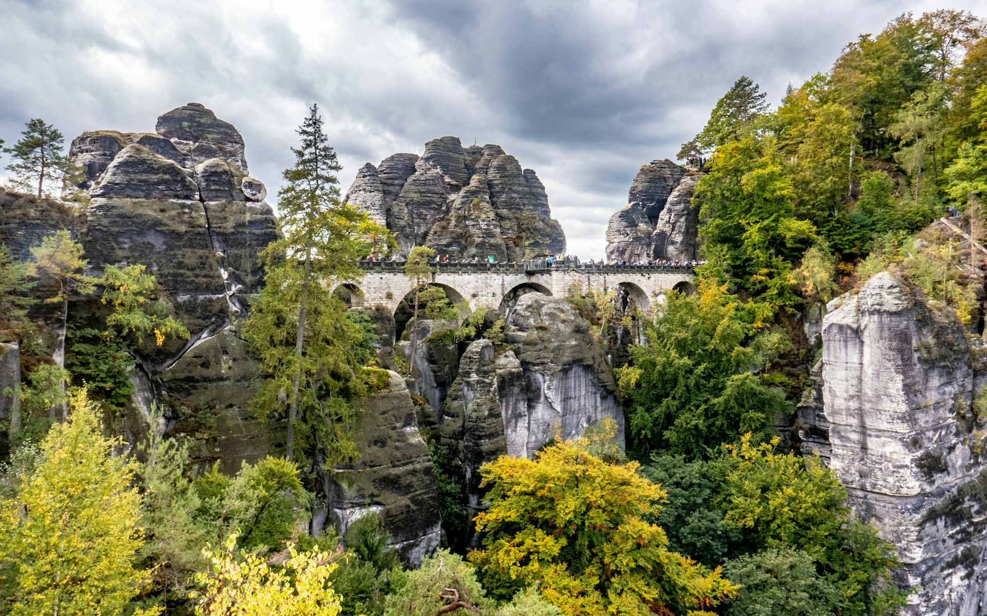 Ein wunderschöner Panoramablick über die Sächsische Schweiz mit beeindruckenden Felsen und Bauten